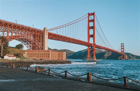 why does the golden gate bridge hum